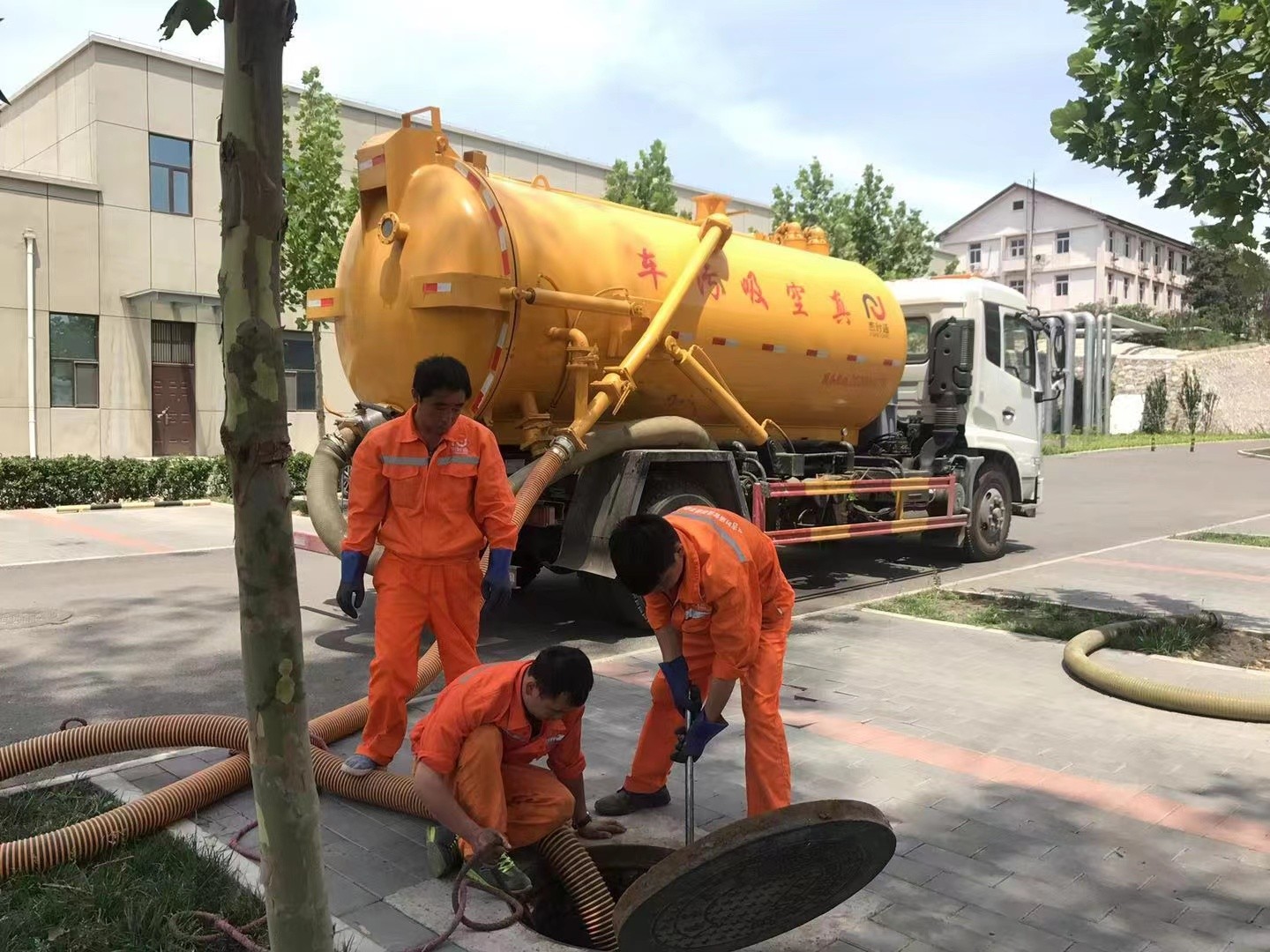 颍州管道疏通车停在窨井附近