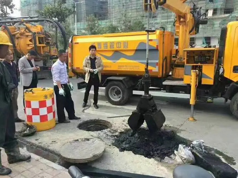 颍州街道：网格员化身“清道夫”，为民解忧疏通“堵心”化粪池