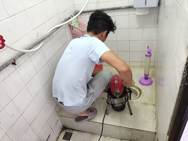颍州管道堵塞冒臭气 专业师傅现场解决问题